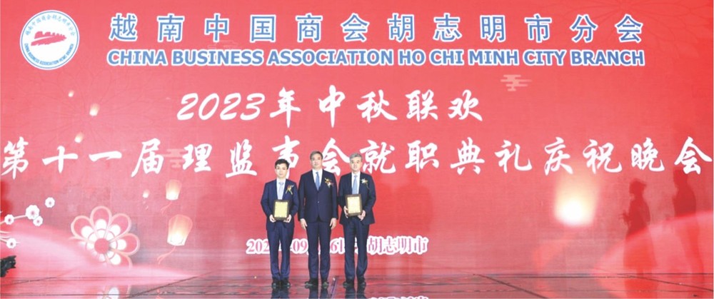 中国驻本市总领事魏华祥颁授证书给张炜和孙国强。