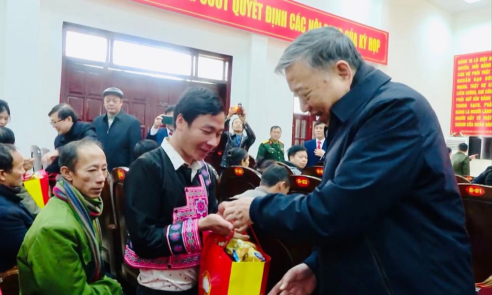 公安部长苏霖大将向山罗省贫穷户赠送春节礼物。（图：T.C）
