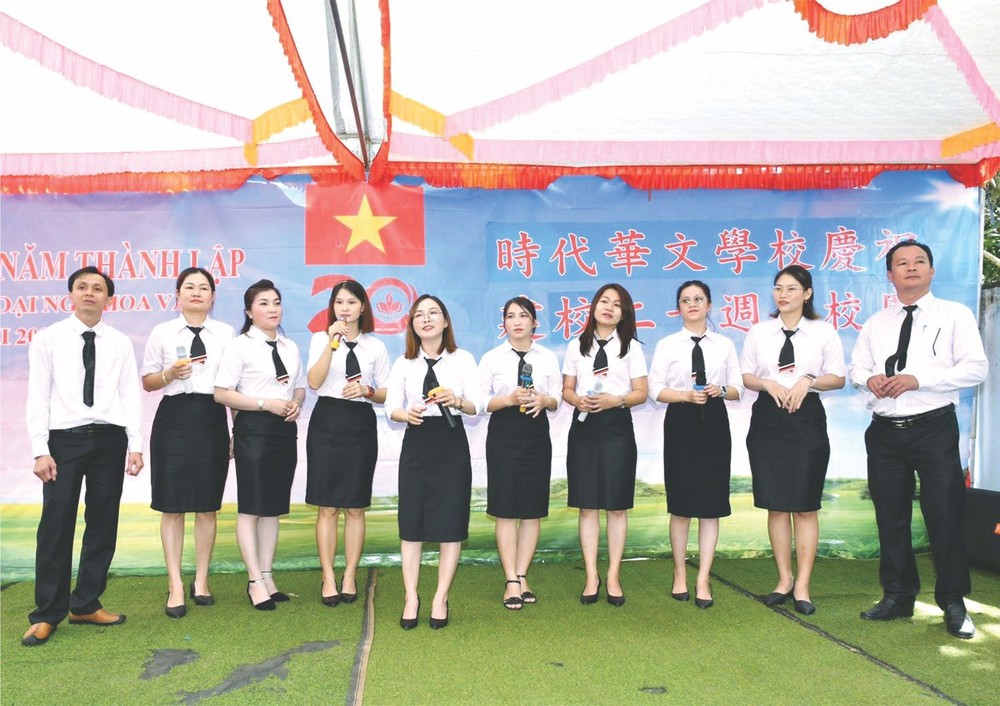 时代学校董事长李政达(右一)与教师们为庆祝教师节高歌。