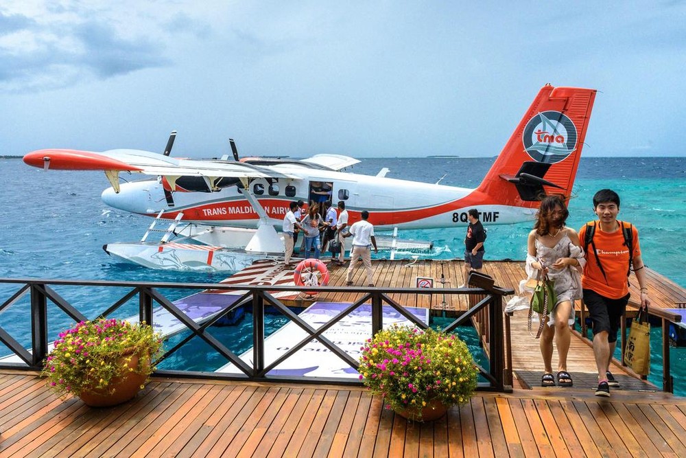 2023年9月24日，几名游客乘坐水上飞机抵达马尔代夫巴阿环礁一个度假地。（图：AFP）