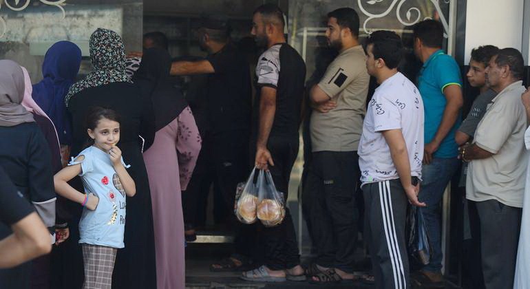 人们在加沙的一家面包店外排队。（图: UNICEF）