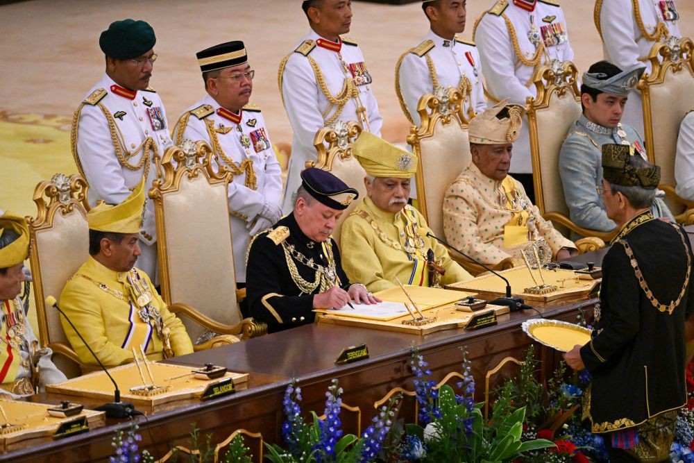 1月31日，马来西亚新任最高元首易卜拉欣（中）在位于吉隆坡的国家皇宫参加宣誓就职仪式。 （图：新华社/马来西亚新闻局）