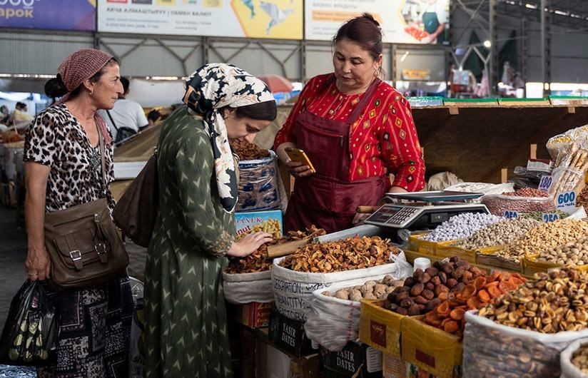 一名吉尔吉斯斯坦女性在比什凯克集市上选购食品。（图：IMF）