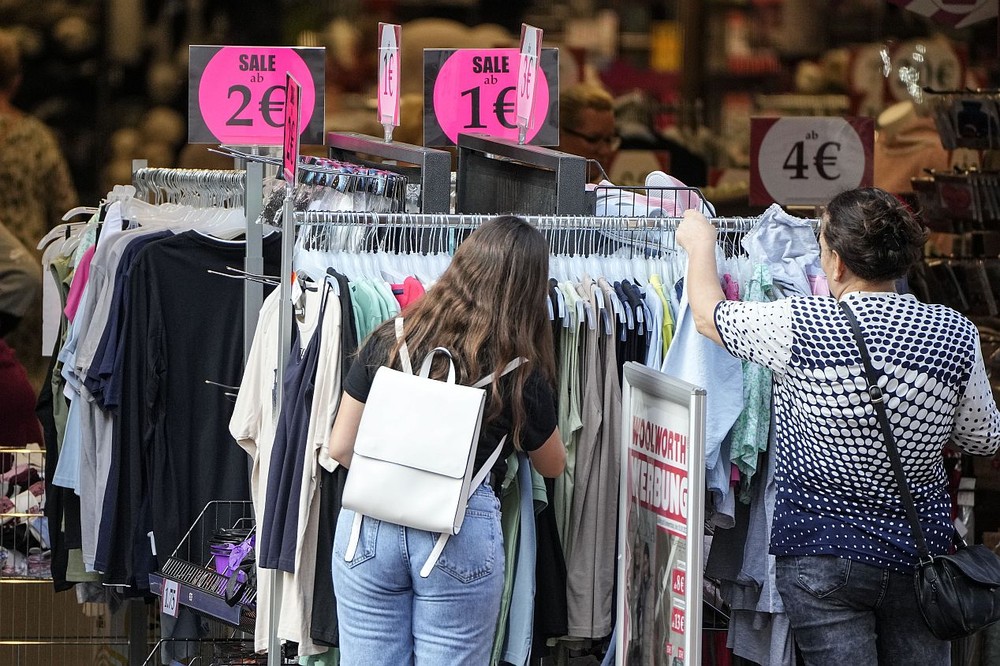 消费者在德国盖尔森基兴一家卖场选购便宜的衣服。（图：AP）