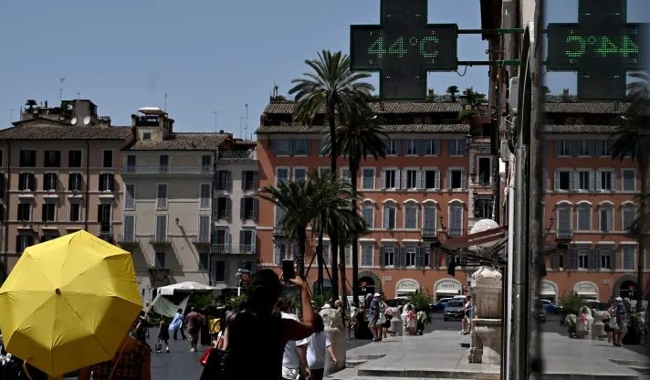 意大利西西里岛希拉库萨以48.8摄氏度创下欧洲大陆有记录以来的最高气温纪录。图为2023年7月17日，罗马街头测出当地气温为44摄氏度。（图：法新社）
