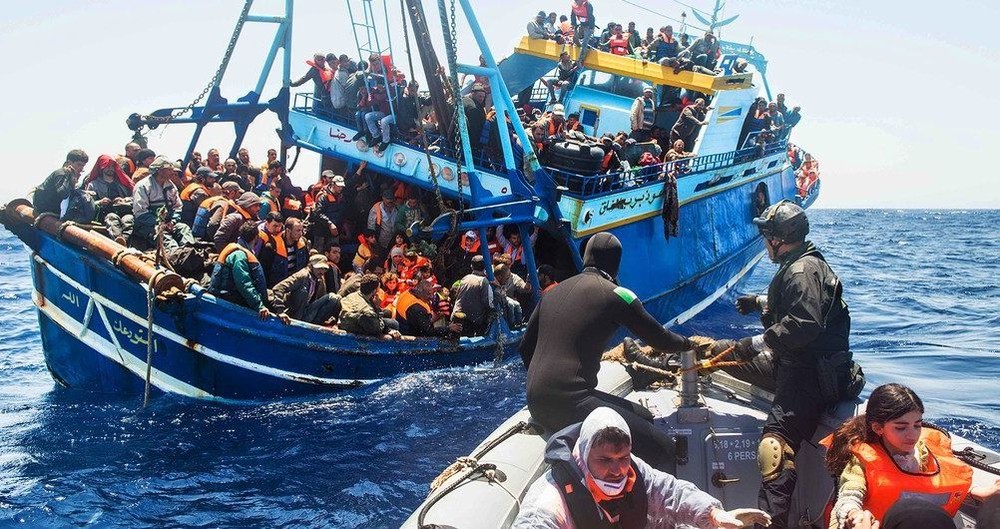  意大利海岸警卫队营救试图穿越地中海的移民。（图：意大利海岸警卫队）