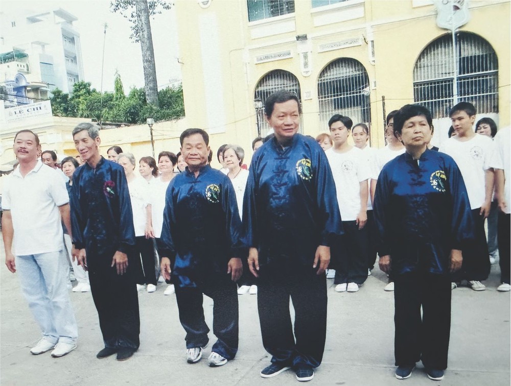 钟师傅(右二)与励志太极螳螂体育会会员参加汇演交流。