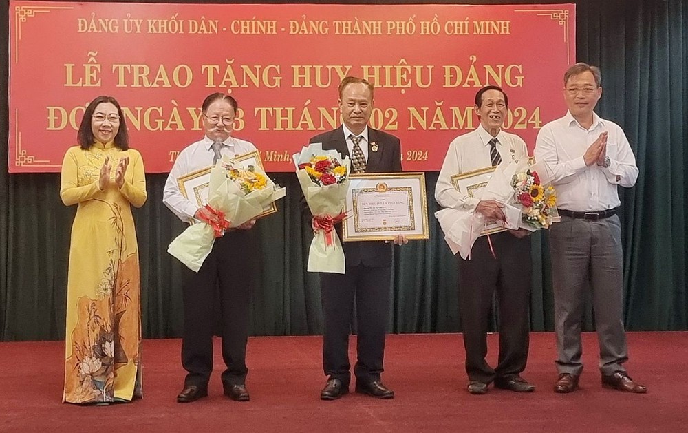 黄璇玑同志(右二)获55年党龄纪念章。