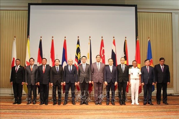 国防部副部长黄春战上将（右二）与出席第13次东盟—日本国防副部长会议的各国代表团团长合影。（图：越通社）
