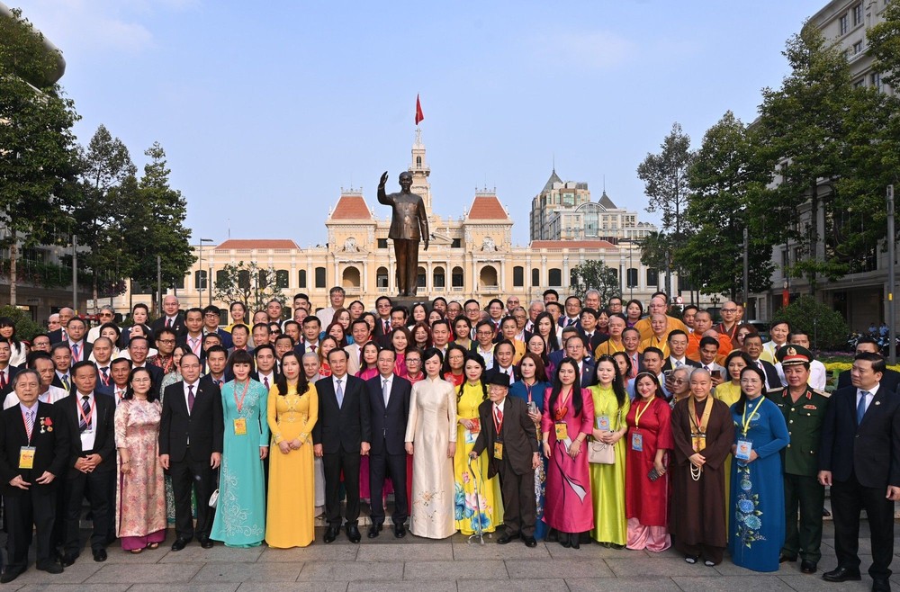 国家主席武文赏、市委书记阮文年以及海外侨胞在胡主席塑像公园合影。