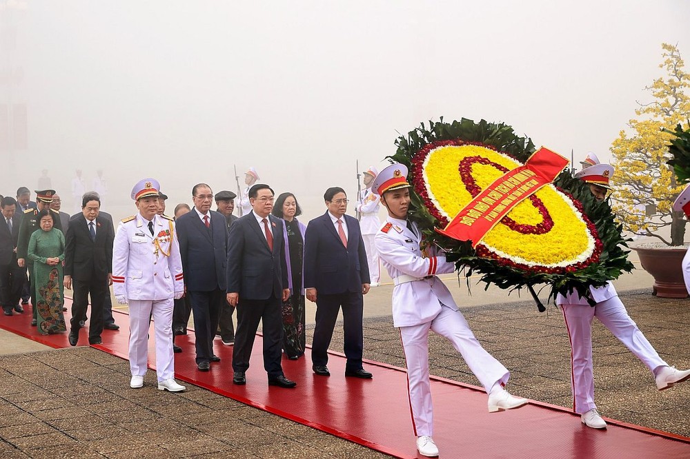 党政代表团晋谒胡志明主席陵。（图：越通社）