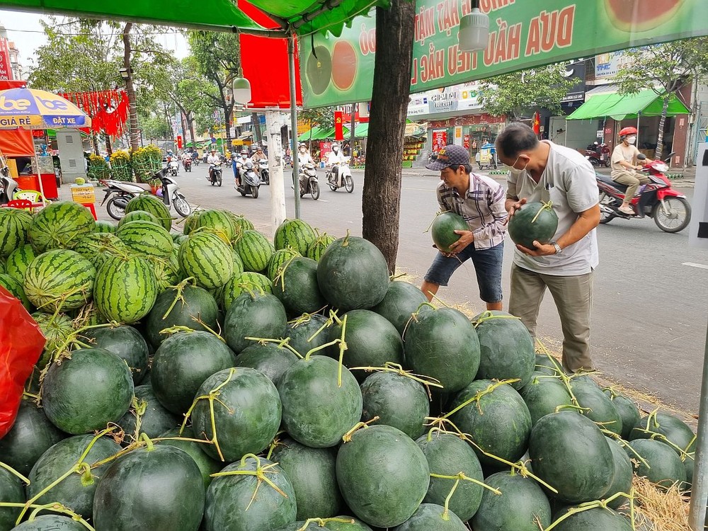 消费者在选购西瓜。