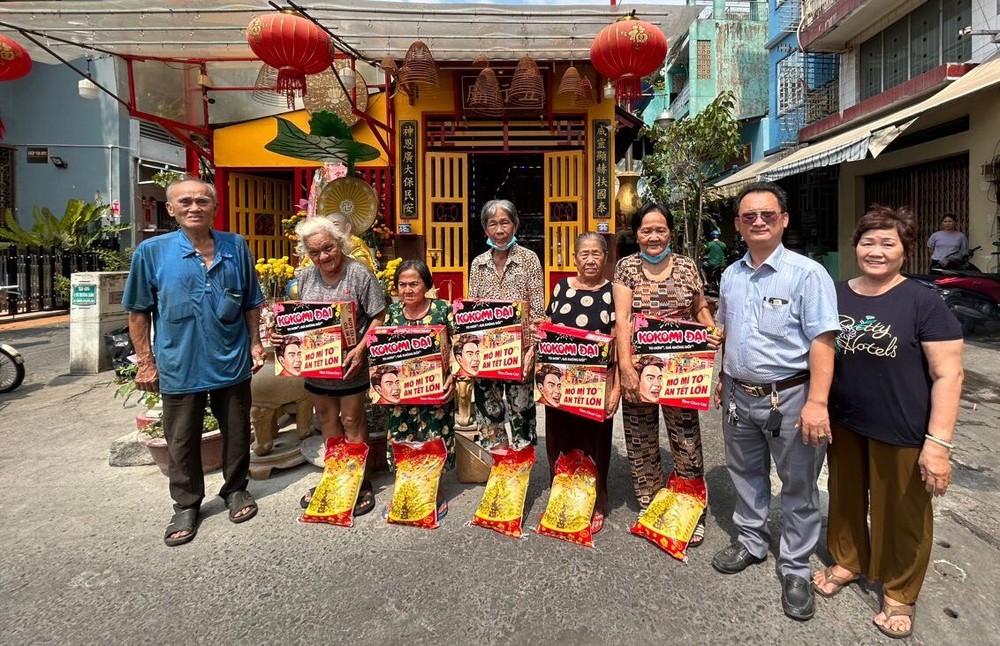 富山五行庙慈善组组长邹国荣（右二）和慈善组成员向贫困者赠送礼物。