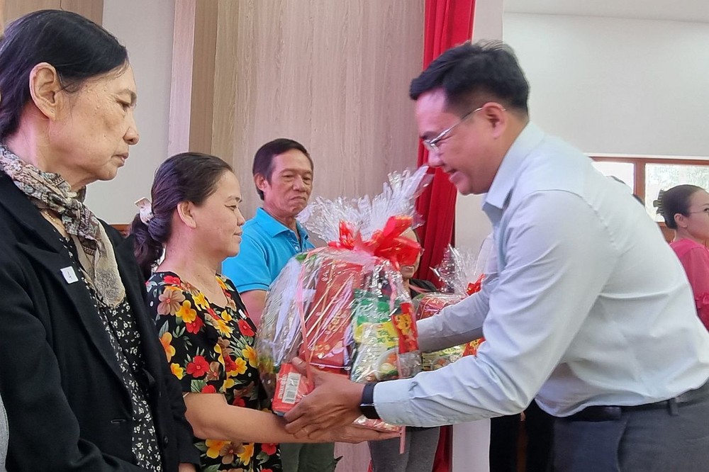 市越南祖国阵线委员会宗教民族处副主任石宜春向贫困干部赠送礼物。