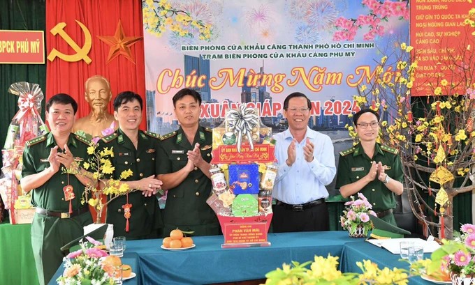 胡志明市人委会主席潘文迈富美港口边防站干部、战士拜年。（图：越勇）