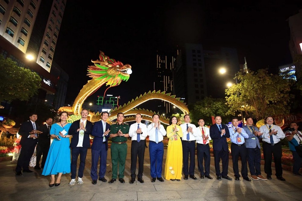 代表们出席阮惠花街开幕式。（图：勇方）