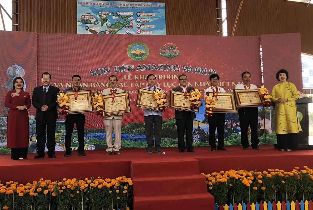 山仙生态旅遊城领导迎接6项工程创下越南最大纪录。