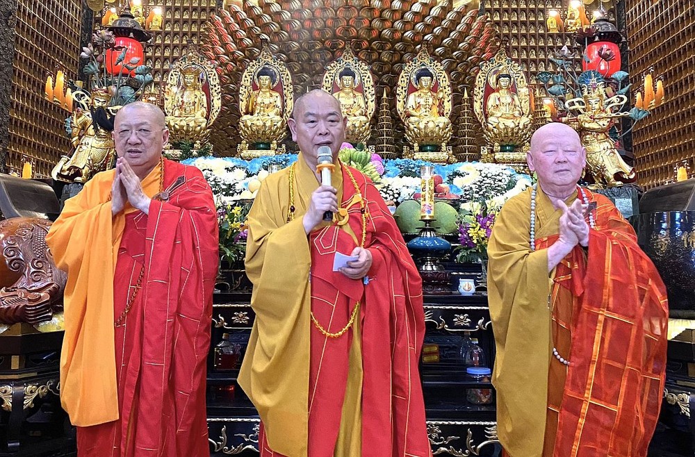 市华人佛教常值正代表向各界祝贺新春。