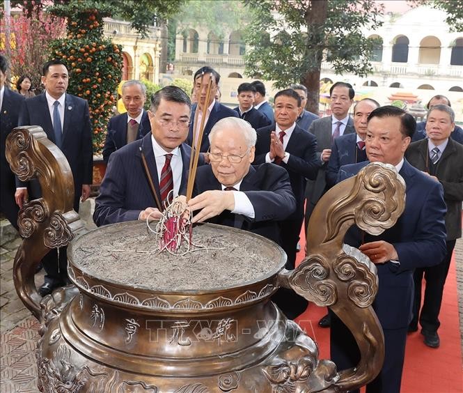  党中央总书记阮仲富在获公认为世界文化遗产的升龙皇城遗迹区敬天殿敬香。（图：越通社）
