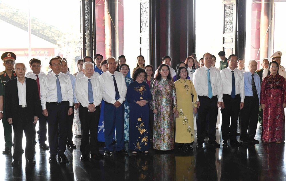 诸位党政原领导和本市领导在西贡—堤岸—嘉定革命传统区上香缅怀。（图：越勇）