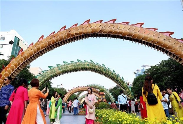 春节阮惠花街吸引市民和游客参观游览。（图：越通社）