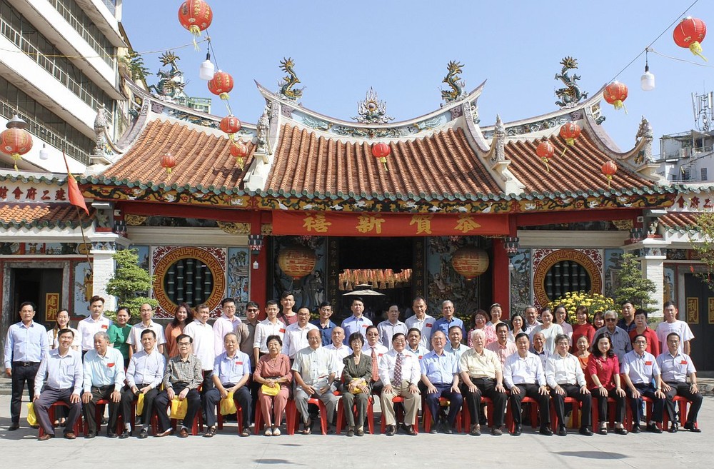 市、郡领导与各华人会馆新春合照留念。