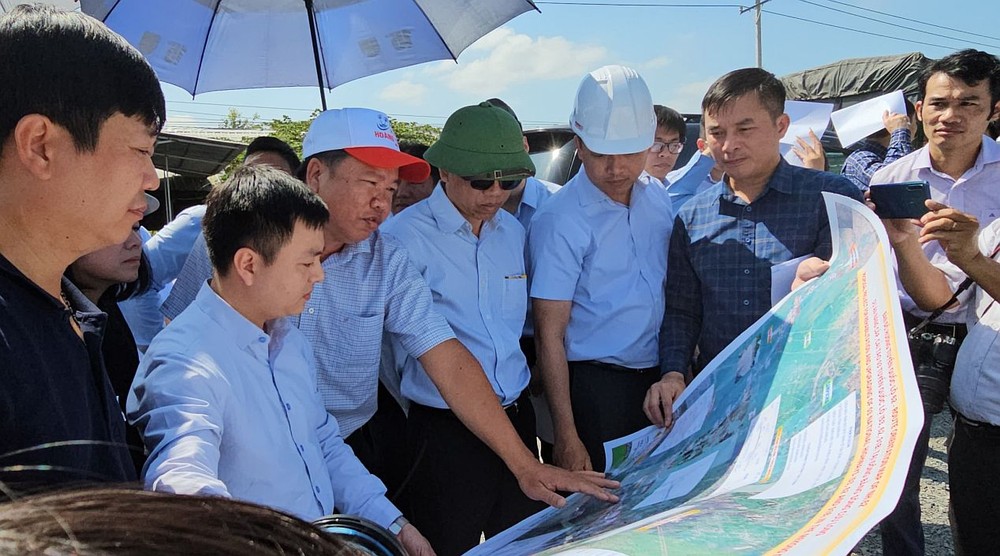交通运输部副部长阮春创（中）与工作团对途经隆安省辖区的62号国道线进行实地考察。（图：玉福）
