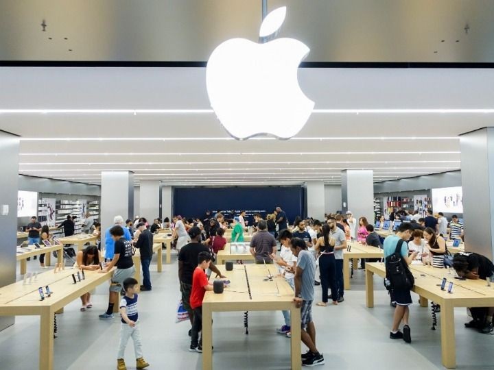 顾客在纽约一家苹果专卖店选购商品。（图：新华社）