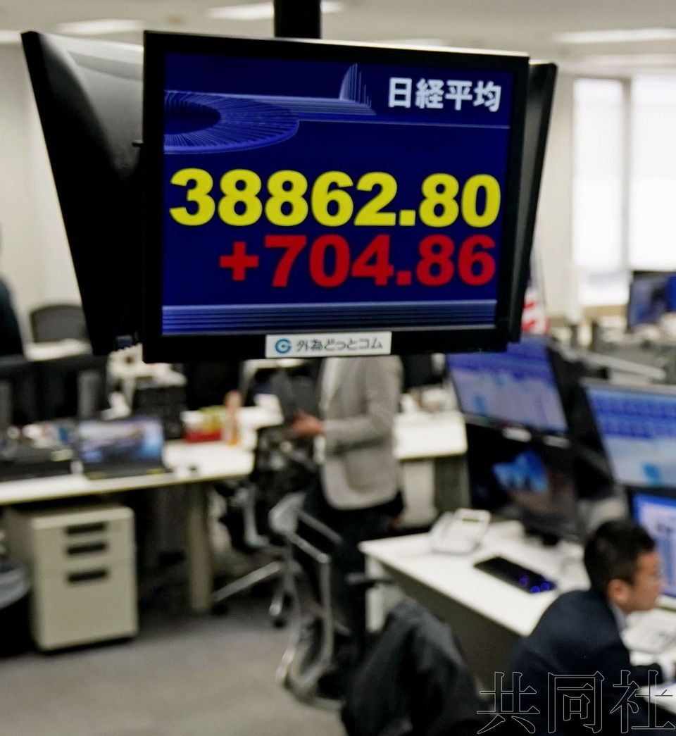 屏幕显示东京股市日经指数一度较昨日收盘上涨超过700点，站上38800点，逼近历史最高位。（图：共同社）