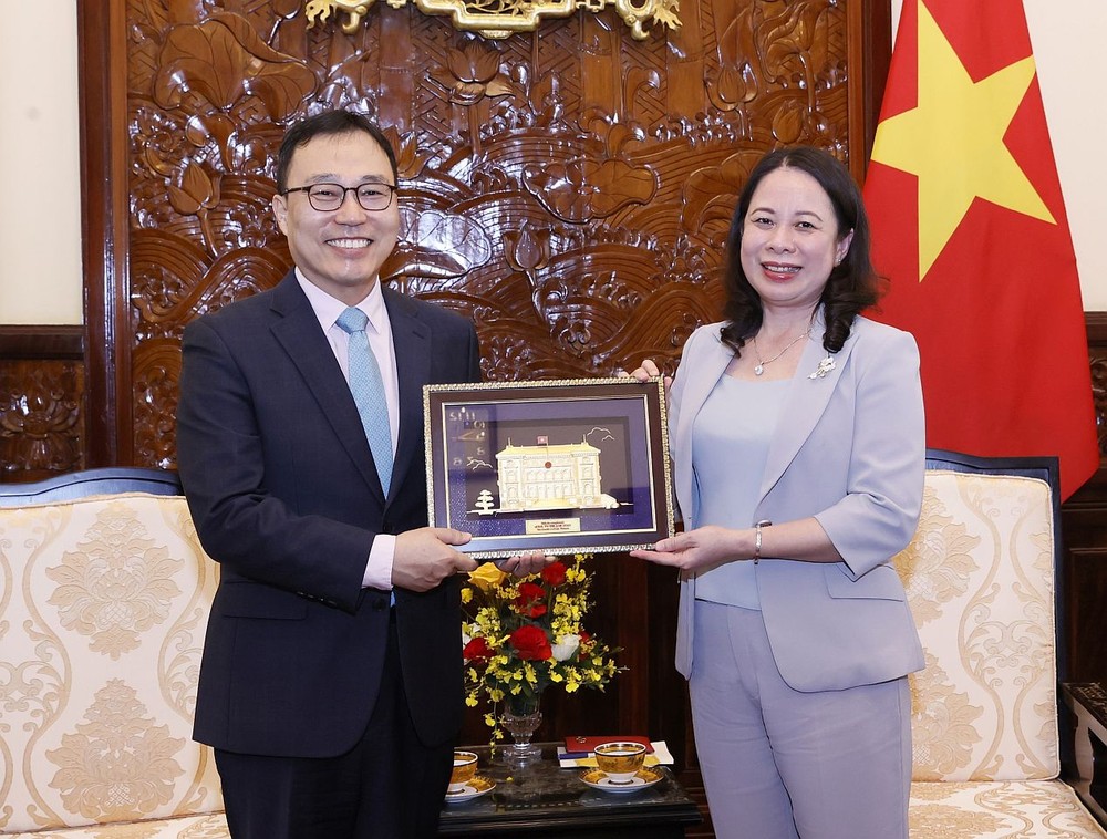 国家副主席武氏映春向韩国驻越南大使崔英三赠送纪念品。（图：越通社）