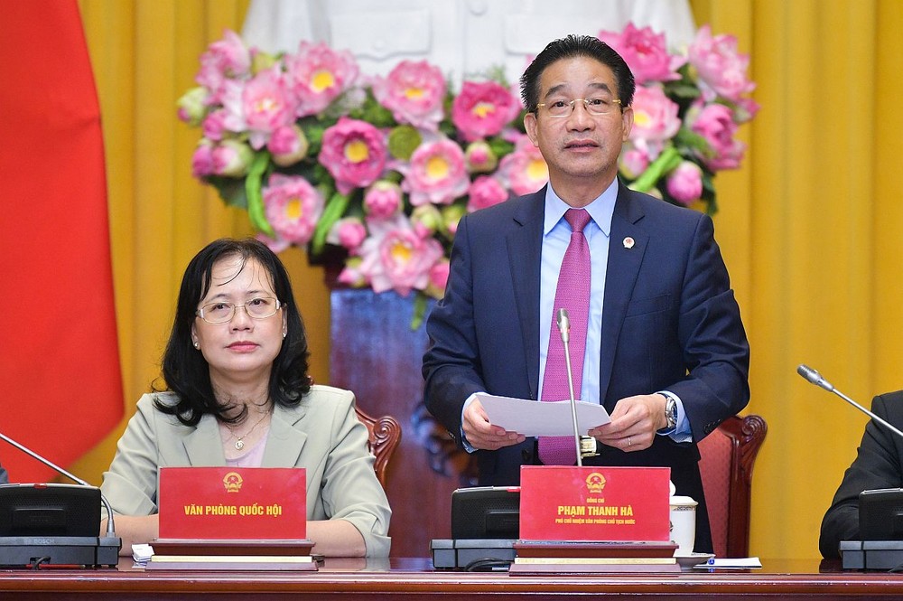 国家主席办公厅副主任范青河（右）主持会议。（图：国会）