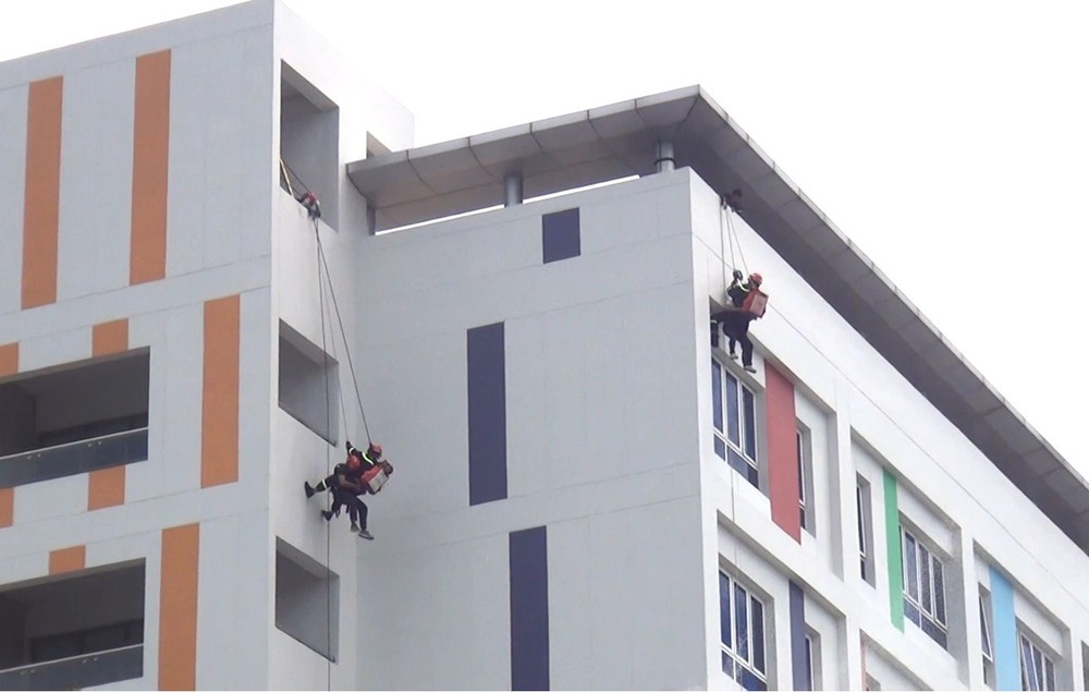 职能力量进行高楼救援演习。