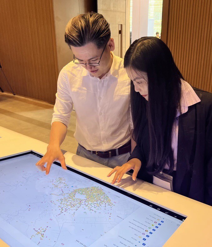 民众查看本市数字地图系统。