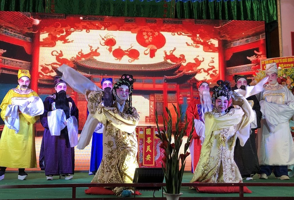 海南会馆元宵文艺晚会的《八仙贺寿》节目。