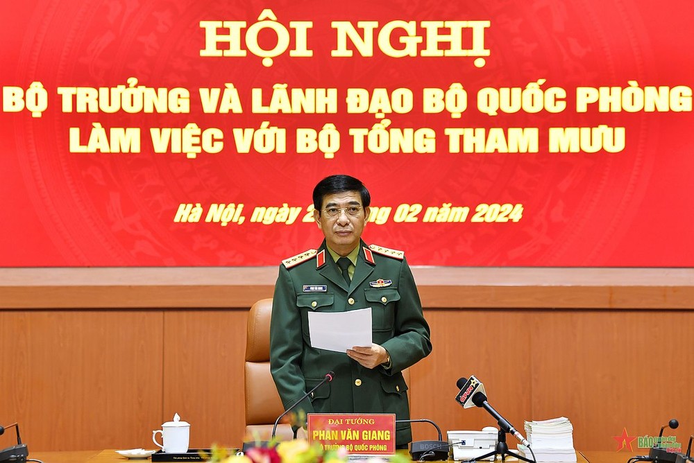 国防部长潘文江大将主持会议。（图：阮辉）