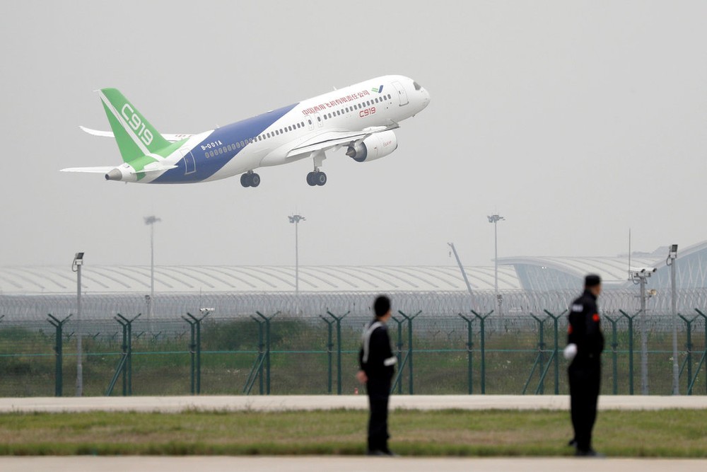 一架C919客机于上海浦东机场起飞。（图：互联网）