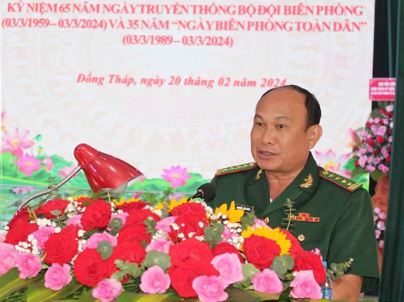 同塔省边防部队政委阮文明大校在会上发表讲话。（图：同塔报）