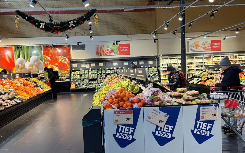 当地时间2023年12月14日，顾客在德国一家超市内选购水果。（图：Getty Images）
