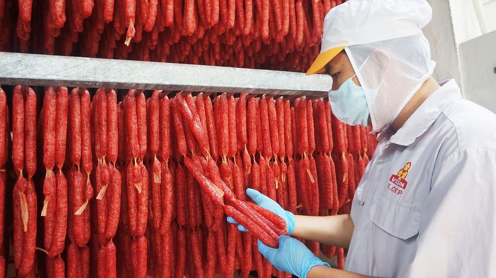 从本月15日(正月初六)开工，越南畜产技艺股份公司(Vissan)就采取每天两班制为春节后订单赶货。（图：黄雪）