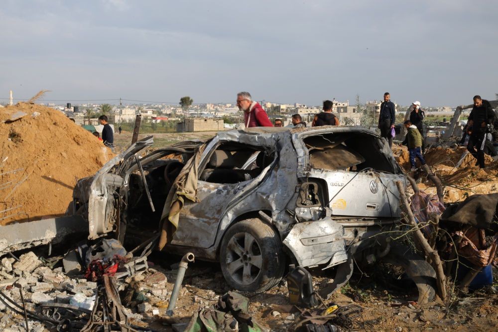 在加沙地带南部城市拉法，巴勒斯坦人查看以军空袭后的损毁情况。（图：新华社）