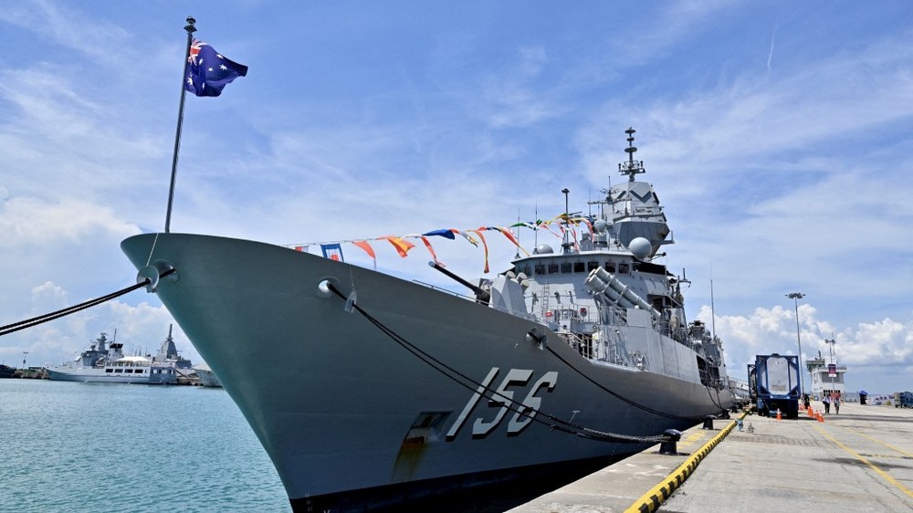 澳洲皇家海军图文巴号（HMAS Toowoomba）在新加坡参展。（图：路透社）