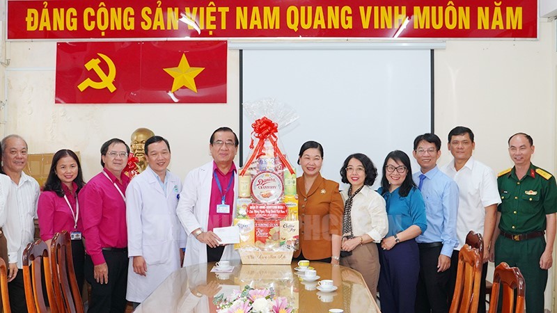 值越南医生节来临之际，第一郡领导与工作团前往看望该郡医院医生和工作人员并向他们赠送礼物。（图：市党部新闻网）