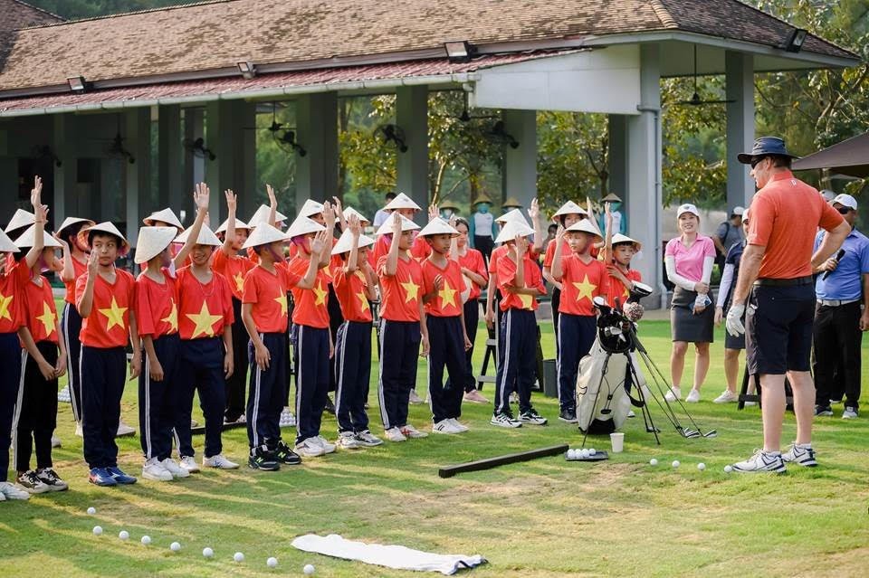 英国优秀高尔夫球手尼克‧佛度指引学生一些打球动作。