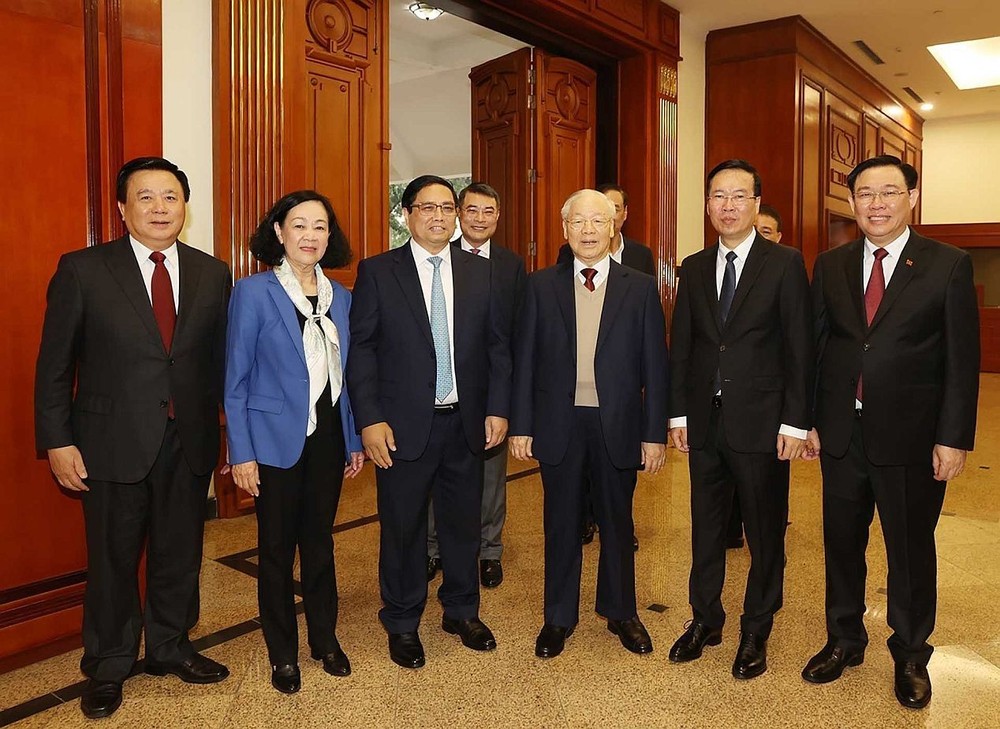 党中央总书记阮富仲与党政领导人出席会议。（图：越通社）