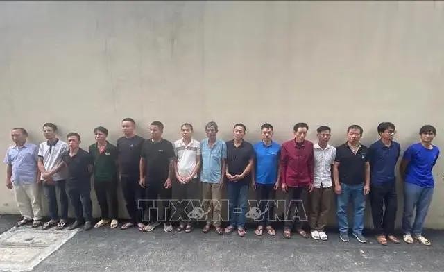 河内市巴维县警方春节后当场抓获15名赌徒。（图：越通社）