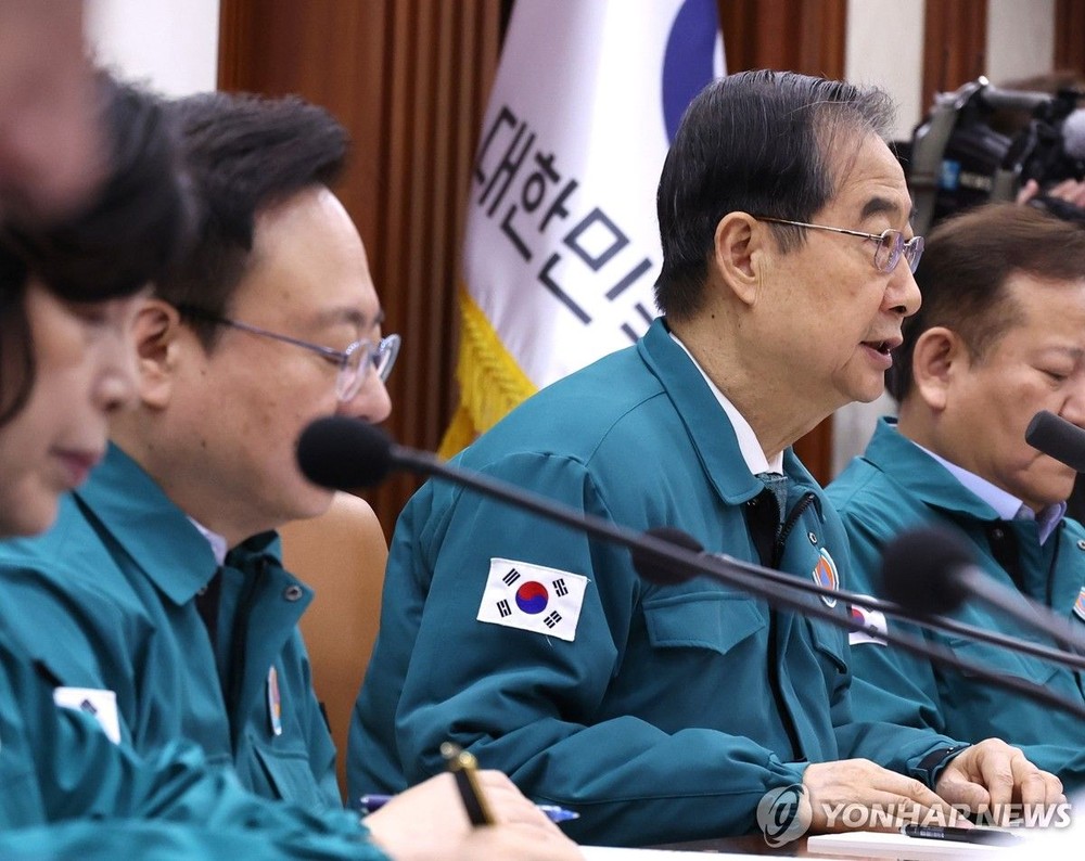 2月23日，在中央政府首尔办公楼，国务总理韩悳洙（右）主持召开中央灾难安全对策本部会议。（图：韩联社）