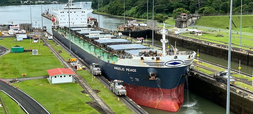 一艘船通过中美洲的巴拿马运河。（图：联合国）