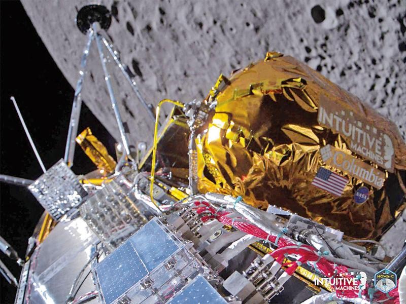 美国私企的“奥德修斯”月球登陆器沿月轨飞越月球近侧。（图：AFP）