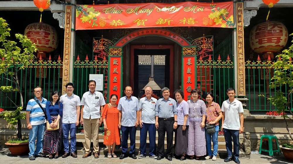 政府原常务副总理张和平（左六）偕家眷与穗城会馆理事会代表合照留念。
