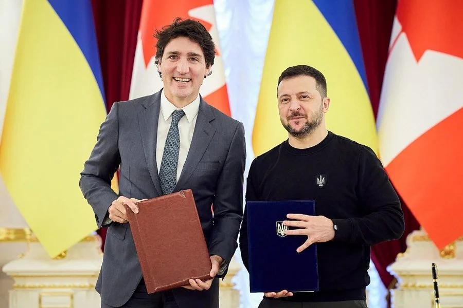 加拿大总理特鲁多（左）与乌克兰总统泽连斯基当地时间24日，在基辅签署新的加乌安全合作协议。（图：AFP）